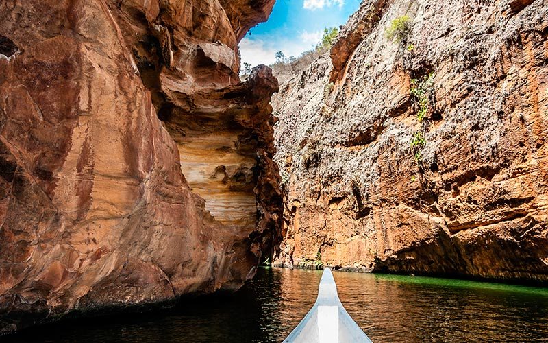 Paisagem tranquila com montanhas, rios e natureza preservada no Brasil