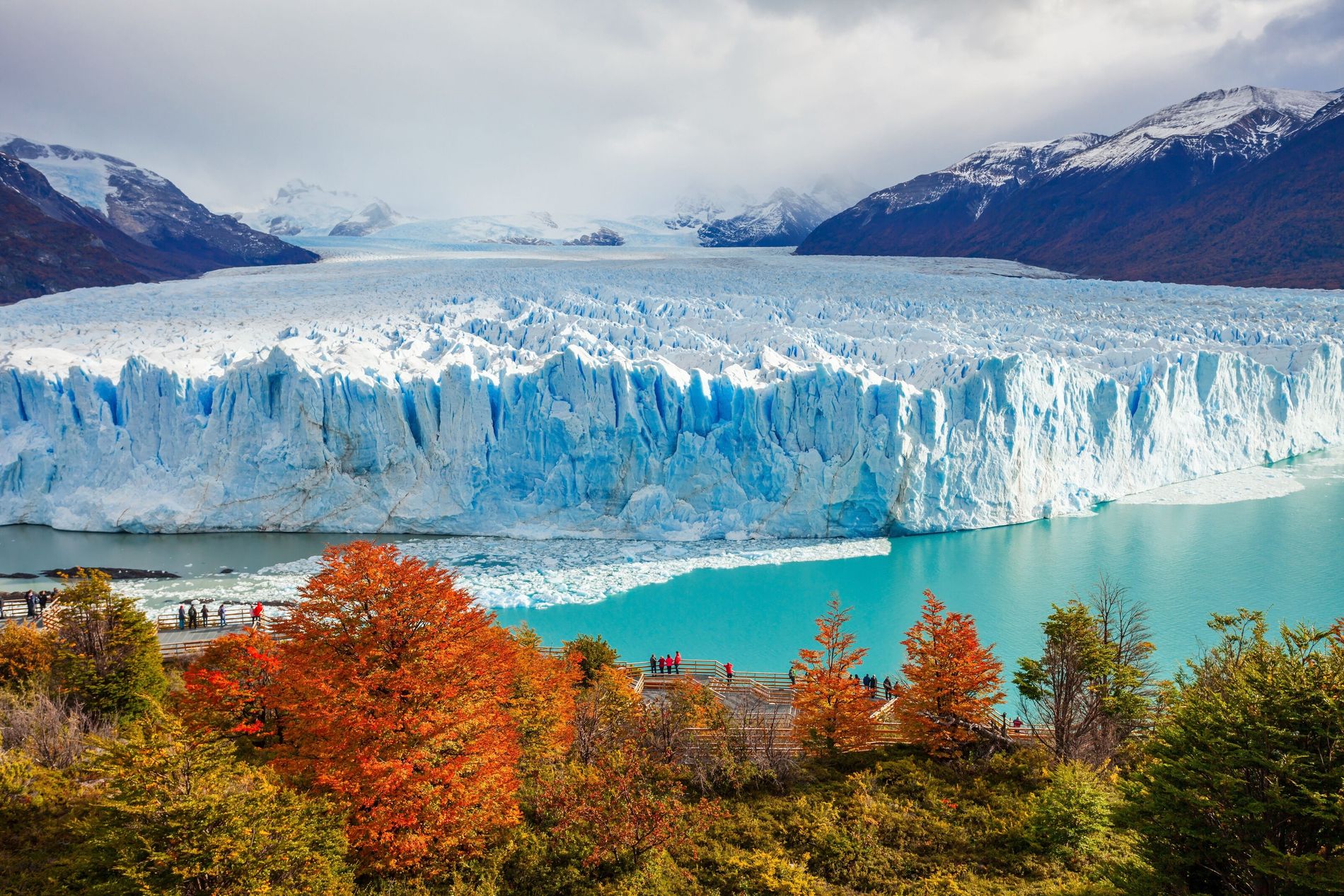 Viajante contemplando paisagens naturais da América do Sul durante uma viagem feita apenas com o RG